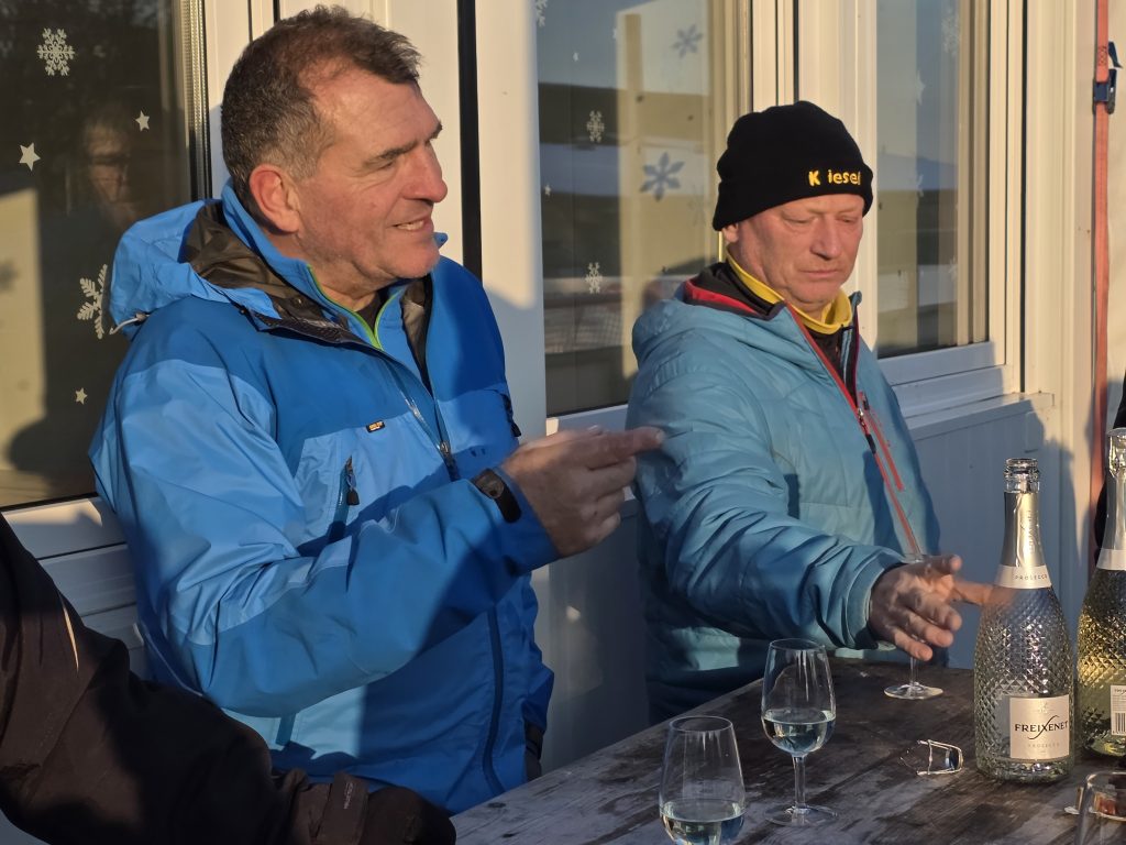 Sportverein Präsident Andreas Bühler eröffnet die Eisbahn 2025/2026 mit brandneuen Kunststoffplatten.